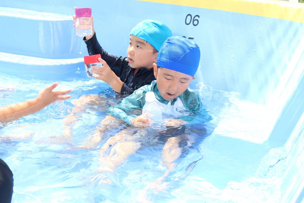 少しずつ水に慣れ、楽しみを感じている子
潜ったり泳いだりと新しい技に挑戦する子
一人ひとりがいろいろなプールの楽しむ方を見つけながら
満喫しています♡



　「下から水が垂れてきたよ！」
　「なんかブクブクいっている！」
ペットボトルのおもちゃを使って楽しむ♪