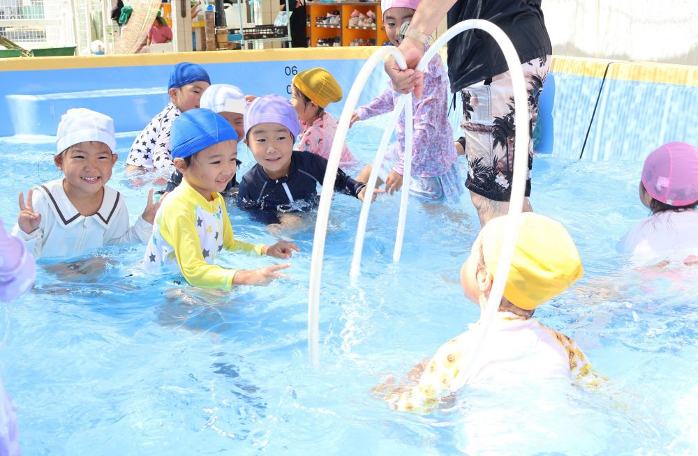 水中メガネの歌に夢中のゾウ組さん
カニやワニなど水の中の生き物になりきって
歌いながらフープをくぐって楽しむ♪
