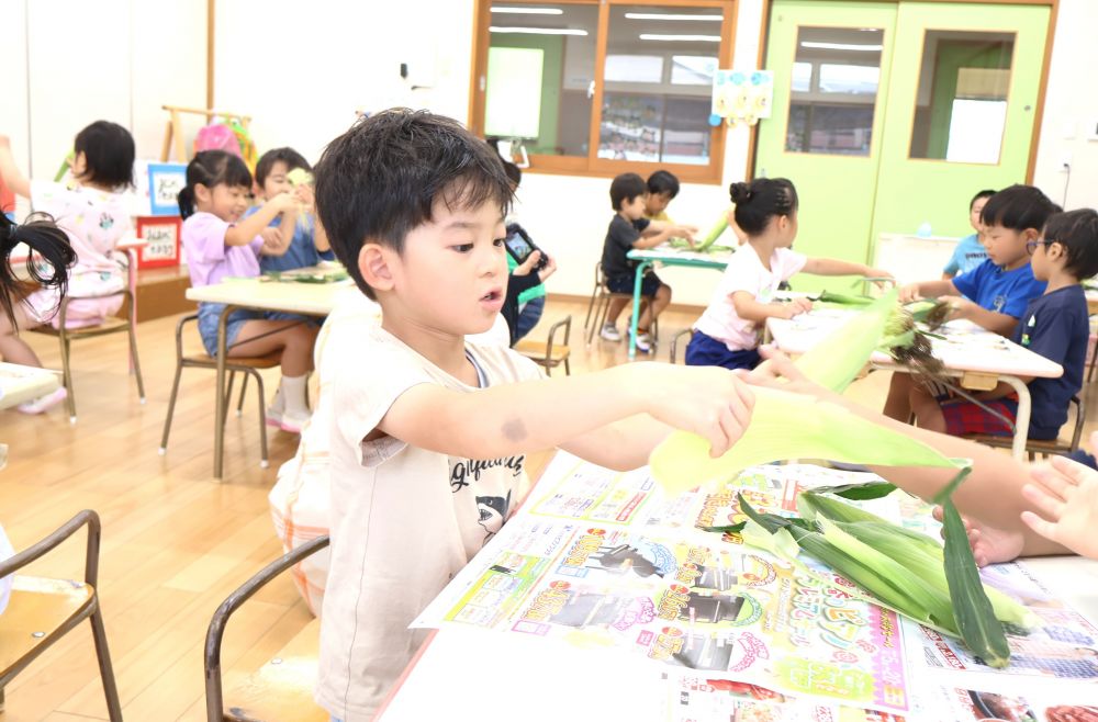むいた皮を使って楽しめるのも
醍醐味のひとつ♡
「なんか船みたい!!」
「パスタの完成で~す」
皮を船に見立ててみたり
ひげをパスタに見立ててままごと遊びをしたり…♡
とうもろこしの皮むきを満喫したね♡