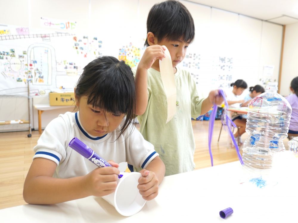 『誕生日会でみんなを楽しませよう！』
今キリン組がやっている遊びをみんなと一緒にしたい！
４グループに分かれて遊びの準備を進めてきました♡



ペットボトルやカップ…ビニール袋にモンスターの絵をかく！
最初に持っていたのは”水性ペン”と”クレヨン”
「それじゃ消えるよ！ペットボトルに描けないよ！」
他のグループの友達が教えてくれました♡