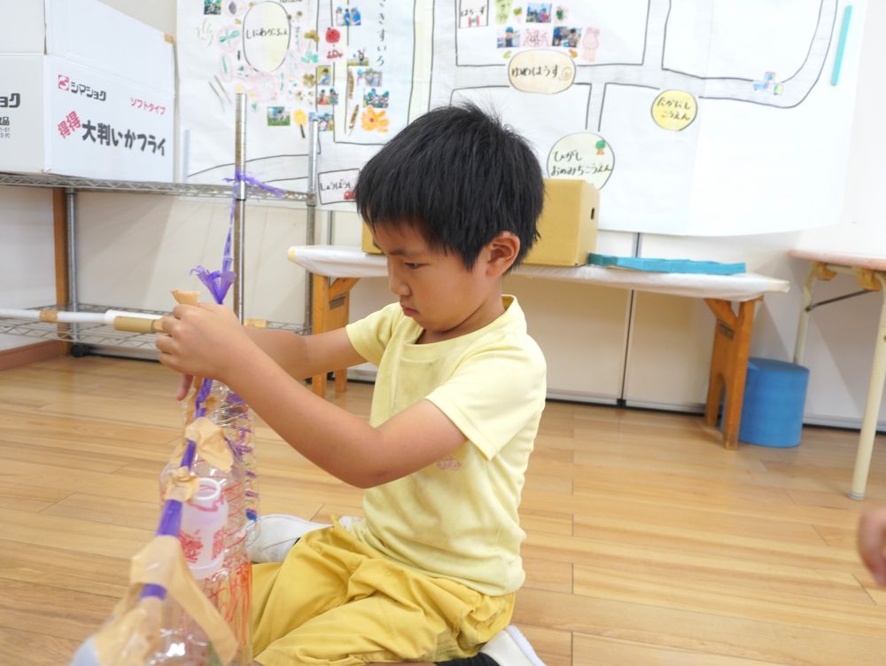 ひもにガムテープで作ったモンスターをつけています！
「ガムテープは水に強いんだ！」