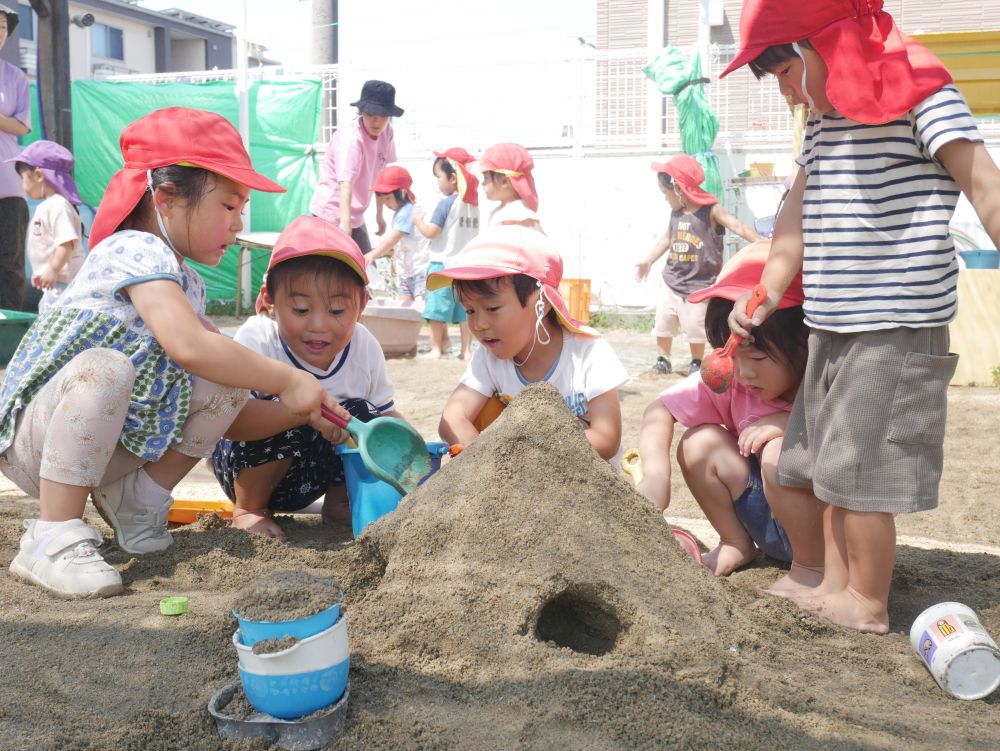 固くて丈夫な山になってきました！！
『次は穴を開けたいな♡』
『山が崩れないようにみんなで協力しよう』
『あっ！上手く穴が開いてきたよ』
みんなの力でここまで完成しました
『続きはまた明日しよう！！』
『このまま崩れませんように～☆』
