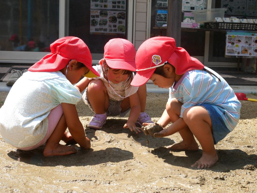 こっちは泥団子作りです♡
日に日に上手になってきています
『この泥はどろどろで気持ちがいい♡』
『いいね！やってみたい』
３人で良いアイディアを出し合っていましたよ