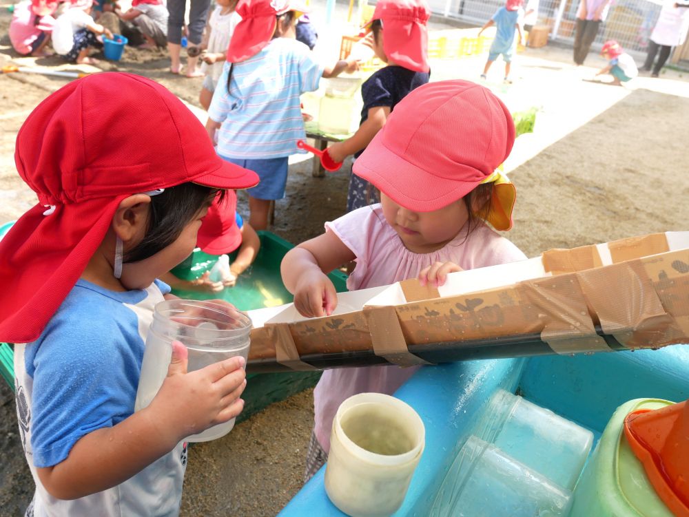 “どうしたら面白くなるかな?”
水を使った遊びは日に日に進化しています
『ここに水を流したらどうなるかな?』
『やってみる?』
水道にトイを準備して下にはタライも用意して・・・
準備はオッケー☆