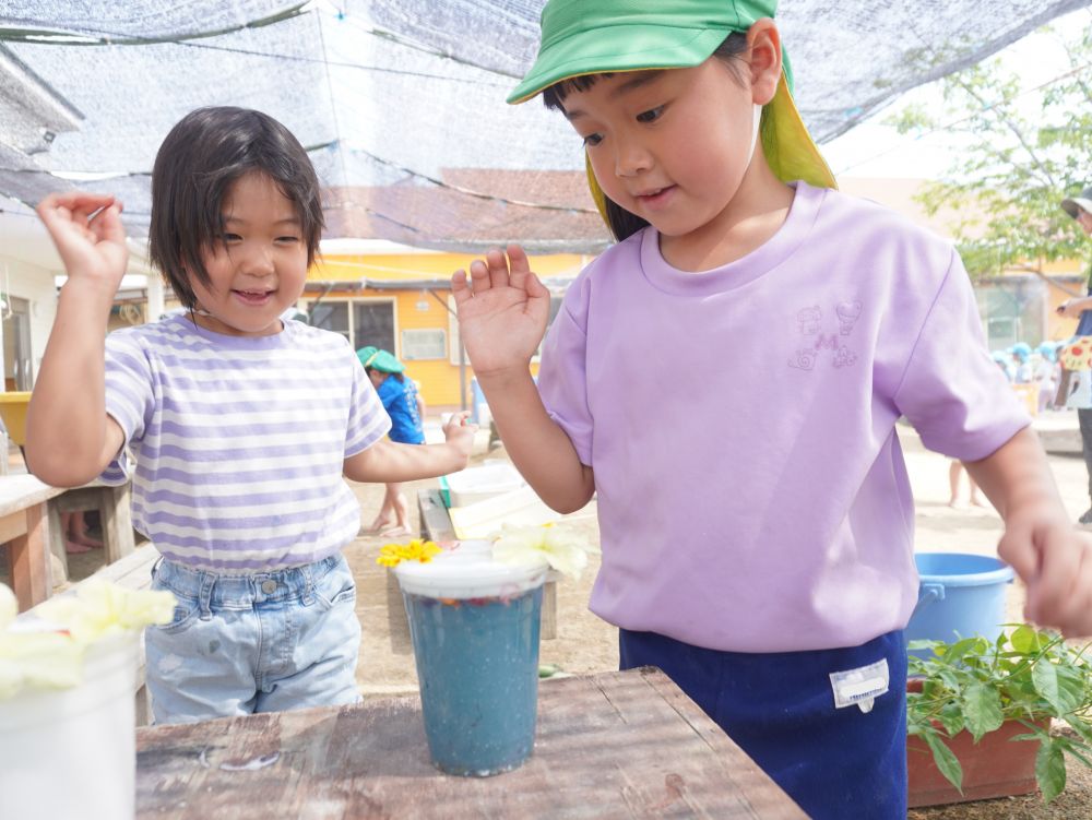 泡と色水を組み合わせておいしそうなジュースが完成!
花もトッピングしてかわいく♡
完成形がリアルなところ… さすがキリン組です♡