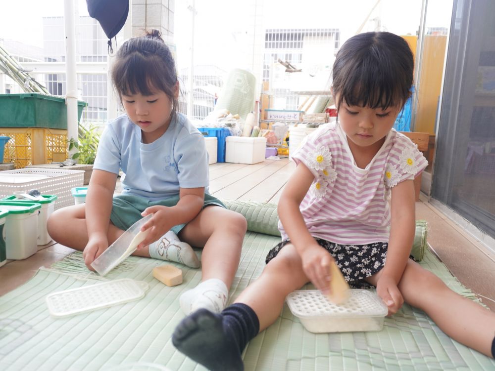 小さいクラスの子も楽しめるように
どうしたらいいかを考え準備を進めてきました♡
自分達では気づけなかったことも
他のグループの子が気づいて意見を出しそれを参考にする!
「石鹸を削るのは危ない…」
「手を怪我するかも」
「小さい子できるかな?」
「粉作って溜めとこう!」
この作業がとっっっても大変なんです!
毎日頑張った!!