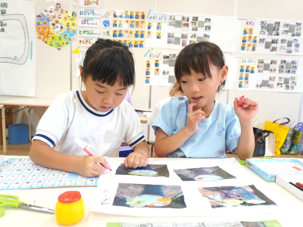 上手に作ったジュースは残しておけない…
「写真貼ってメニュー作る?」
「名前もかこう!」
文字が分からないときは”あいうえお表”を持ってくるのも自然になってきています!
見て調べて自分で書く♡