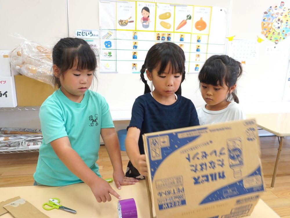 「メニューが見えんかったってよーたじゃん」
「見てもらえるようにダンボールに貼って置く?」
「そしたら見えやすいかね?」
振り返りのときに出た意見から
”お客さんが見やすいように”考えて見直しました!