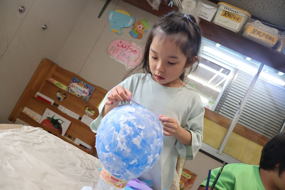 少し難しそうなときに手助けをしようとすると
「大丈夫！一人でできる♡」
と黙々と作業をすすめるＨちゃん

水色と紫を交互に貼っていきます
