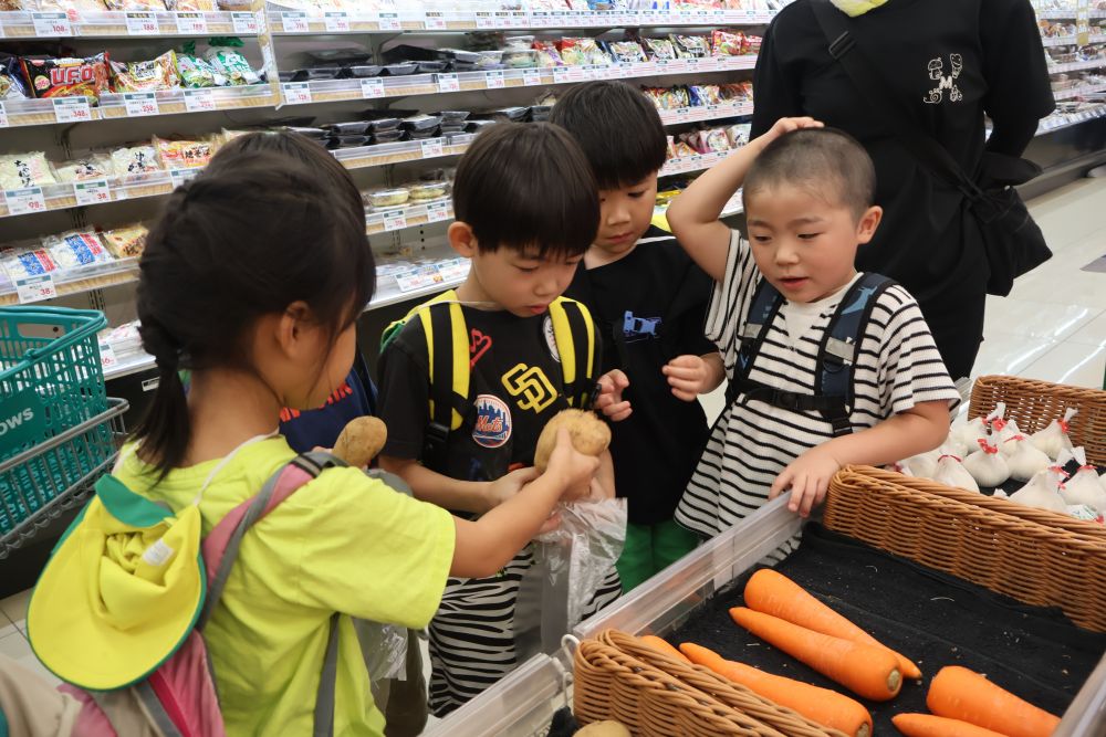 
「じゃがいもは何個だったっけ？」
「なんかおしりみたいな形でかわいい♡」

豊かな発想を持ちつつ
必要な個数を確認しながら
野菜を袋に入れていきます


