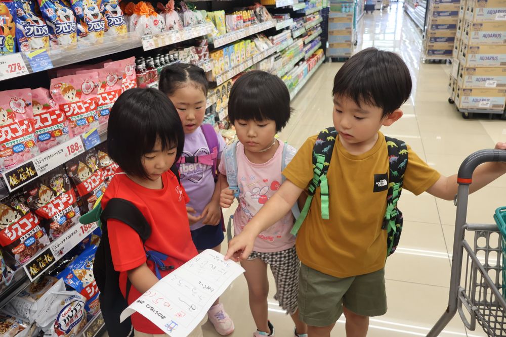 広い店内は迷子になりそう

「お肉はここにありそう♡」
と目をキラキラさせて向かった先は
お魚コーナーだったスプランキーグループさん（笑）


そんなかわいらしいエピソードを混ぜつつも
「次に買うものはなんだろう？」
と友達と一緒にメモを確認しながら
着々と買い物を進めていきます


