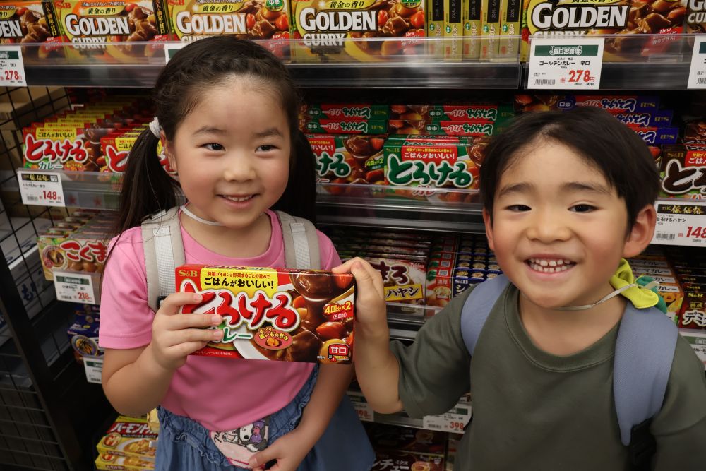 カレーに欠かせない 【カレールー】
たくさんあるので悩む ・ ・ ・
「これかわいい♡」 と
すみっこぐらしのレトルトカレーに
目が向きつつも
本来の目的であるカレールーを吟味!!
『これがおいしそうな気がする♡』
【とろけるカレー】を選んだ
ラブパトリーナグループさん
どんな味か楽しみです♡