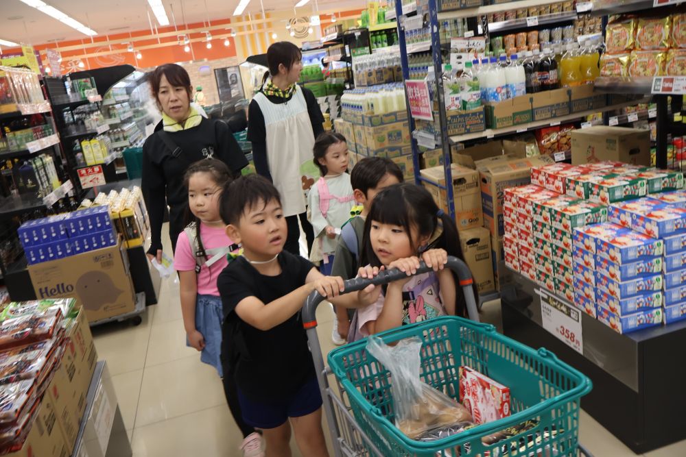「ぼく昨日お母さんとハローズ来たんだよ!」
と教えてくれたRくん
行き慣れた様子で
「野菜はこっちだよ!」
と率先して教えてくれました