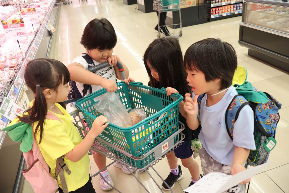 最終確認も忘れずに ! !
「たまねぎ2個ある?」
「あるー ! !」
楽しく買い物終了♡
「お買い物帰ったらカレー作る?」
とお泊りが待ちきれない様子♡
お泊まり保育を楽しみに待つ子
「お家の人と離れて寝るのがさみしい ・ ・ ・」
と不安になる子
子どもたちそれぞれの思いを受け止めながら
“楽しかった” と思えるような
お泊まり保育になりますように ・ ・ ・♡