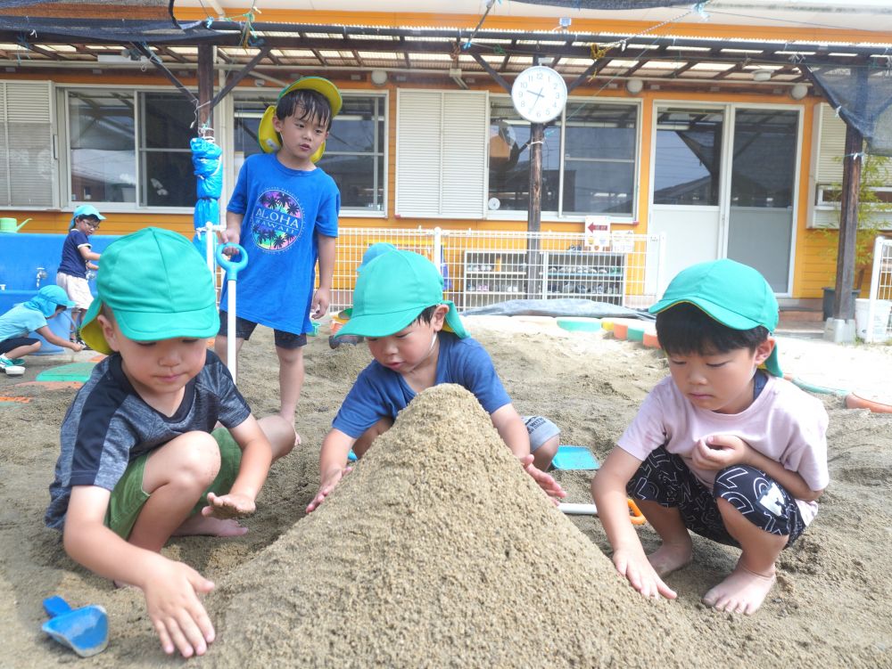 「ウォータースライダーにしようや!」
「山の上から流すようにしよ」
「じゃあ山は高くせんとね」
砂場で山道を作っていますが次の日には残ってない…
毎日振り出しに戻って頑張りました!