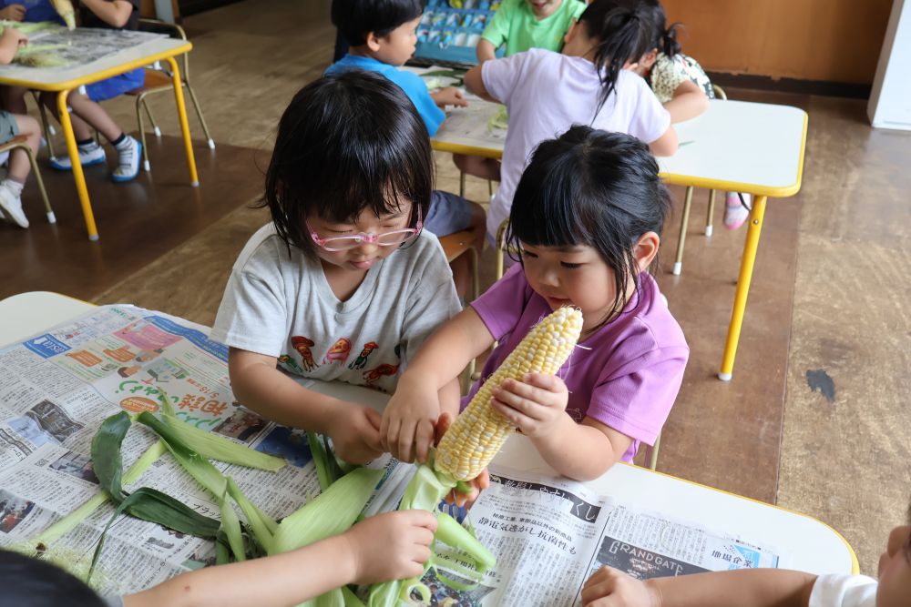 皮が少し硬く苦戦する様子も見られましたが、
「一緒にしよう?手伝って」とⅯちゃんから声を掛け、
協力して皮むきをしている姿にほっこり♡
