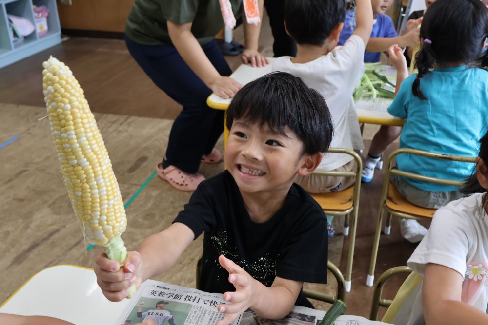 「みてみて!僕の顔よりおっきい!」
自分の顔より大きいとうもろこしに大興奮のⅯくん‼
きれいに皮が剥けたことの喜びや達成感で
いっぱいのゾウ組さんでした‼