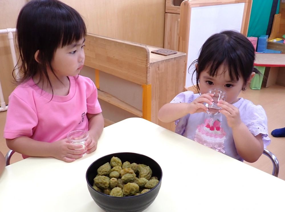 ７月15日
梅ジュースのできあがり💕
水で薄めて、みんなで乾杯✨
「すっぱ～い😆
　でも、おいしい💗　おかわり♪」
