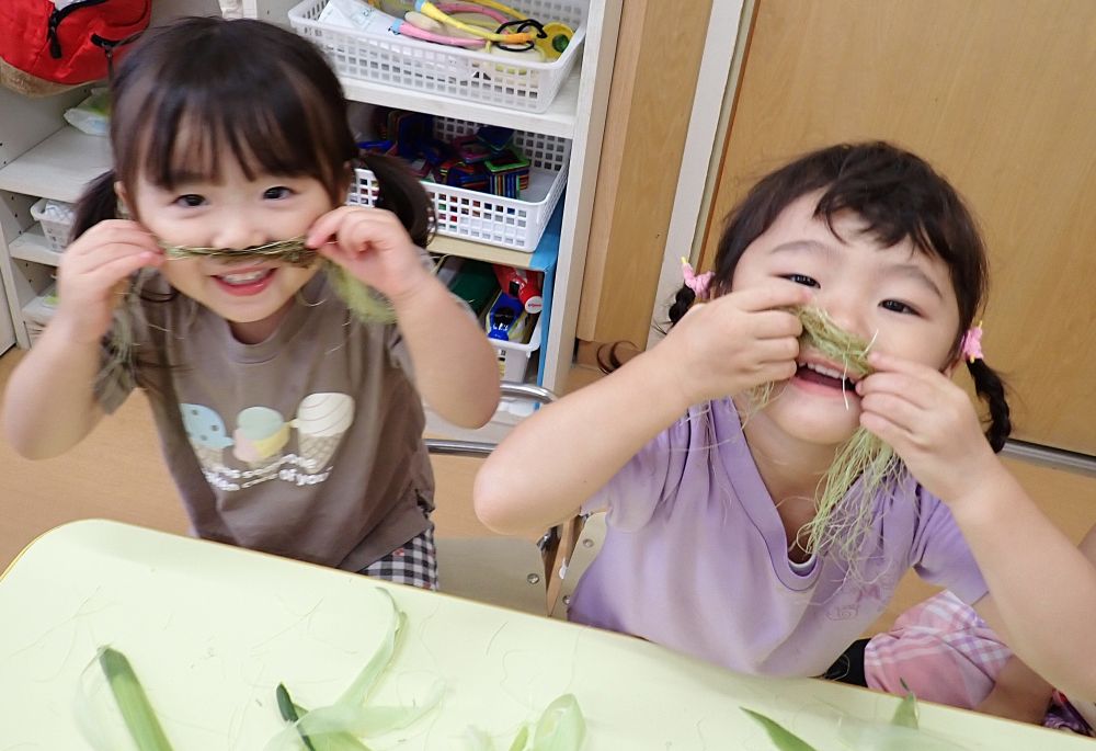 とうもろこしのひげで
　「ひげ～♪」
