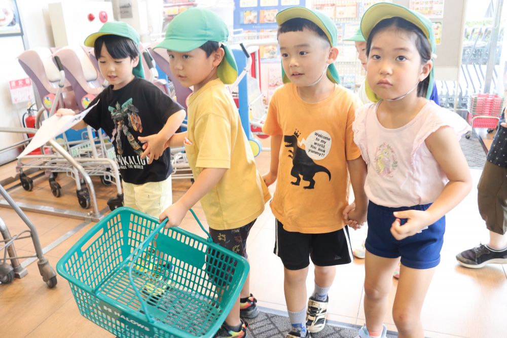 待ちに待った金曜日
もはやお泊り保育当日よりもメインイベントのようになってきた買い物です
今シーズンの買い物で始めて入口の買い物かごを手にした子ども達
今日の買い物は安心して引率できそうです