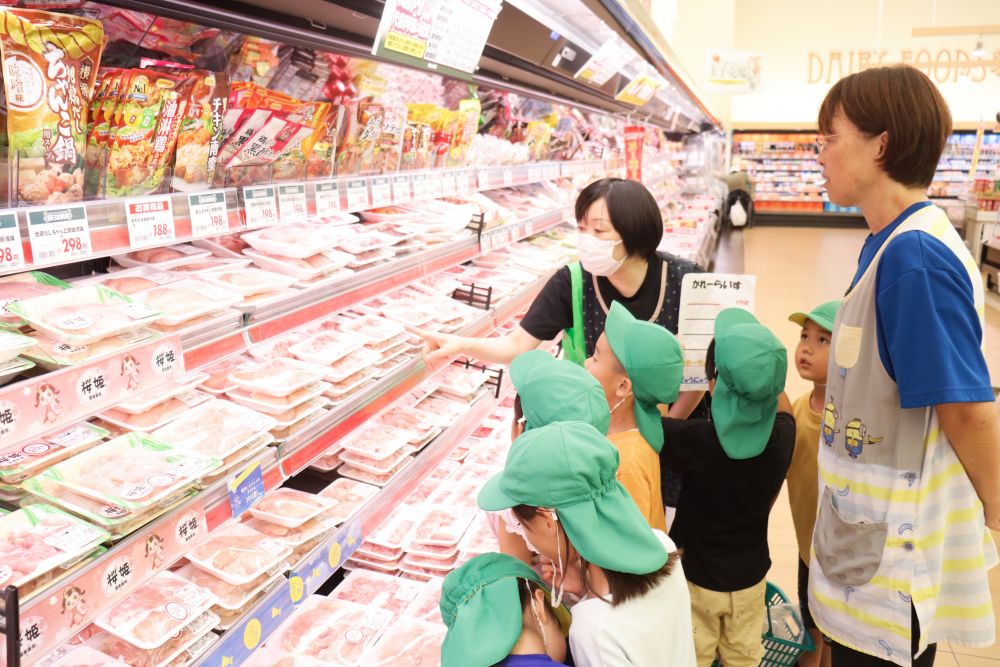 とりあえず!
メモの1番最初に書いてある「トリニク」を探しにいきました
むね肉?もも肉?どっち?
「どっちでもいいよ」と言ったらなぜかもも肉を選びました
ちなみに、調べてみると
もも肉は「適度な脂肪とコクがありカレーと相性抜群」
だそうです
