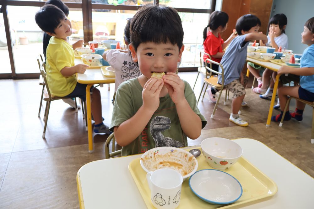 自分で剥いたとうもろこしを食べてみる
どうやって食べるのか戸惑いながらも
大きい口でパクリ‼
「おいしい!」
自分で剥いたことでさらにおいしくなったのかな♡