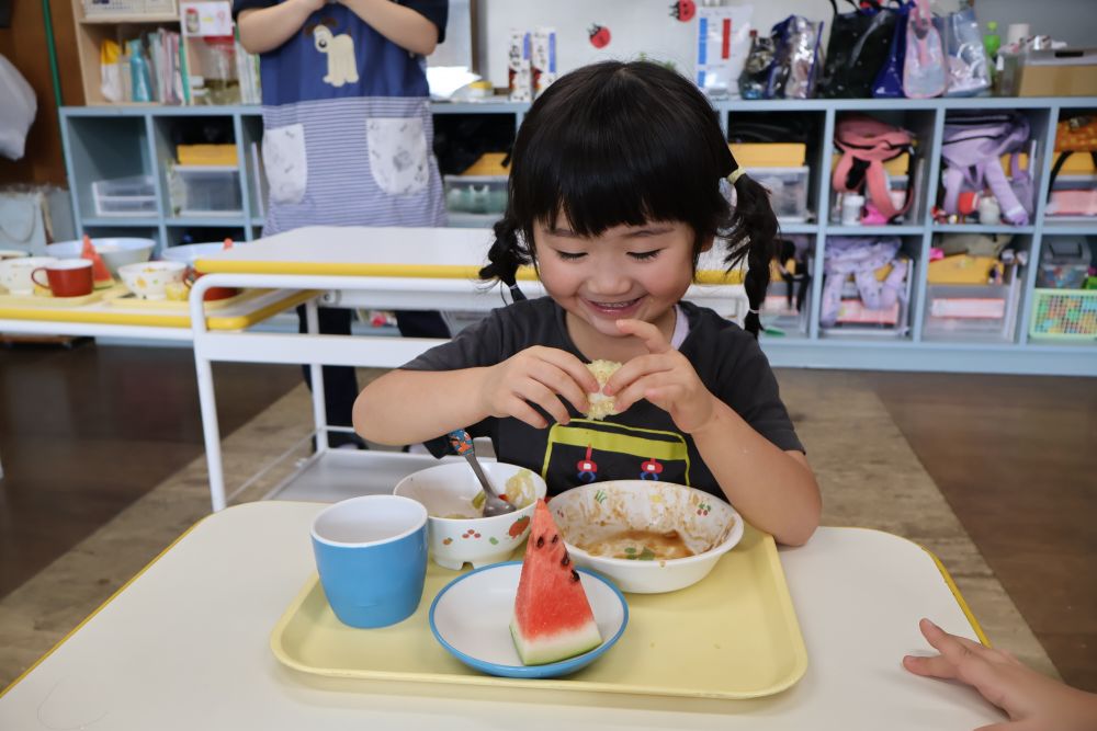 にこにこでとうもろこしを食べるFちゃん
おかわりするために、
他のメニューも頑張って食べます♪