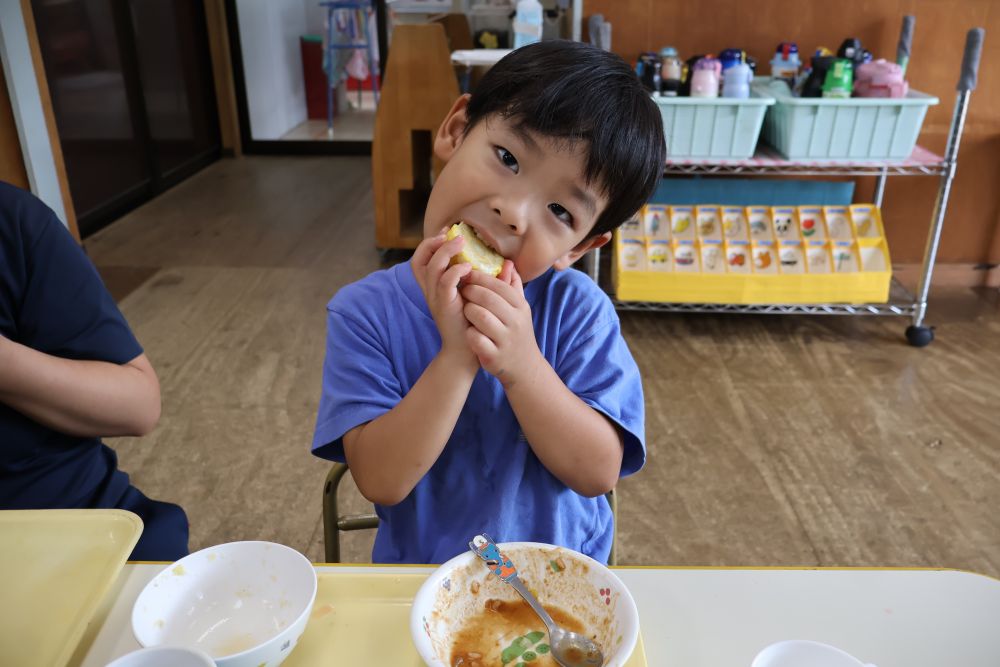 旬の食材に触れることで
食への興味関心が湧いてきます
たくさんおかわりして、美味しそうに食べる姿は
きっと給食先生も大喜びです★