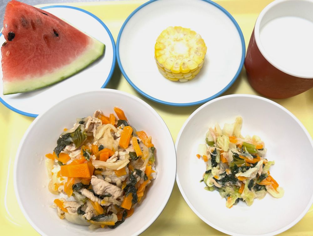 プルコギ丼
キャベツとツナのサラダ
とうもろこし
すいか
牛乳