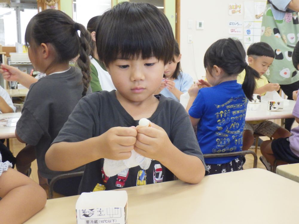【ハンカチの玉ねぎ染め】
園庭の畑で育てた玉ねぎの皮を煮出して色を出しハンカチを染めます
玉ねぎの皮を鍋に投入している間に・・ 模様作り!!
「ビー玉5個と・・ 輪ゴム5個と・・」
必要な材料も自分で準備