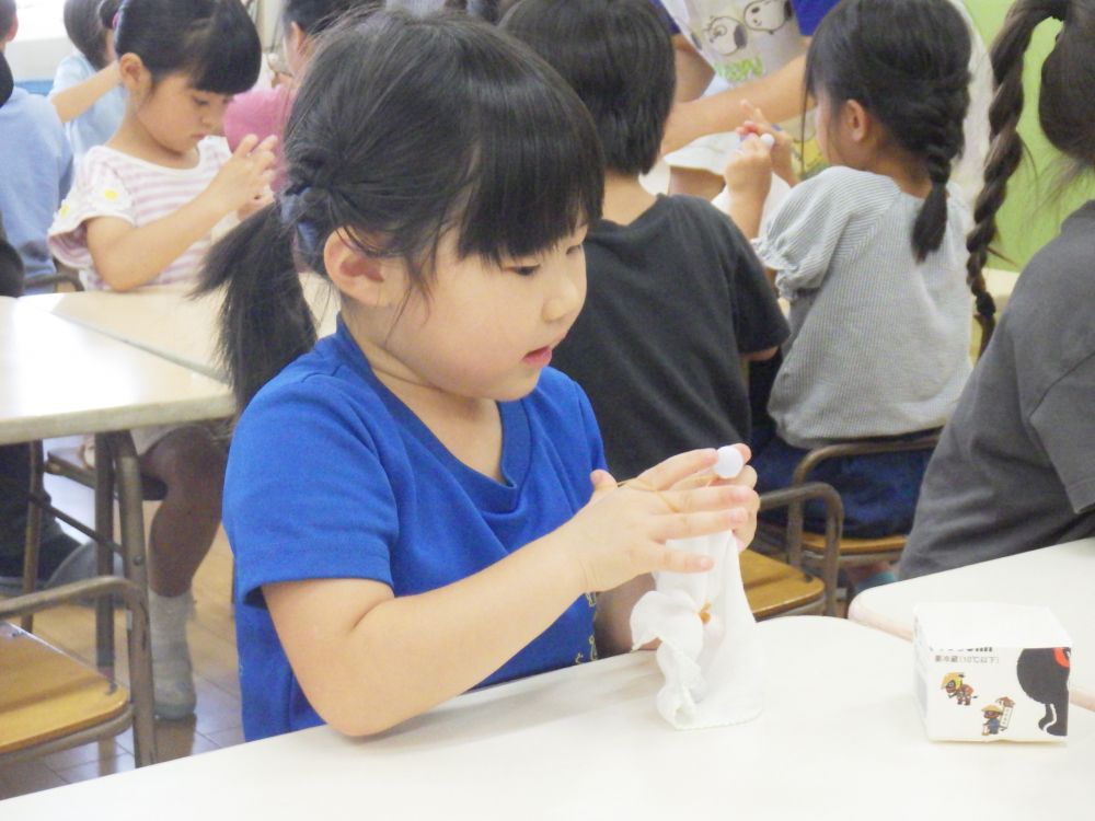 上手に輪ゴムを引っ張り ハンカチにクルクルと縛っていきます♡