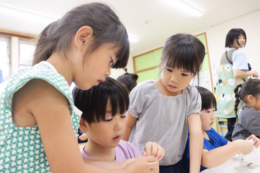 友達に教え合う姿♡
「ここ こうやってやるんよ」
助け合う姿を大切にしたいです