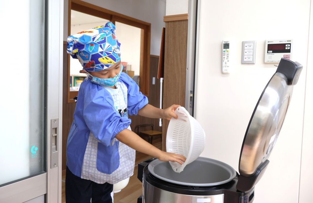 炊飯担当のZくん
最後の一粒まで丁寧に集めて
炊飯器へ!
