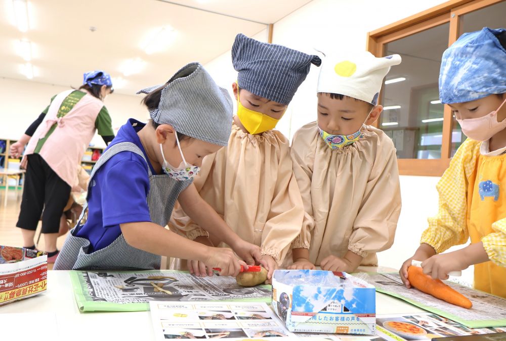 次はじゃがいもの皮むきに挑戦☆
ピーラーの向きを考えながらむくSくん
それを見守るRくんとSくん
協力しながら取り組んでいます!