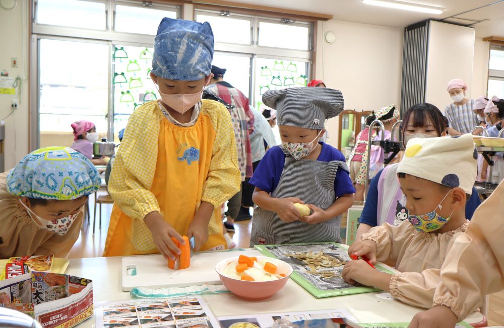 いよいよ包丁を使って材料を切っていく!
周りの友達も心配そうに見つめながら応援☆
包丁を使う手と添える手を上手く使いながら
にんじんを切るDくん