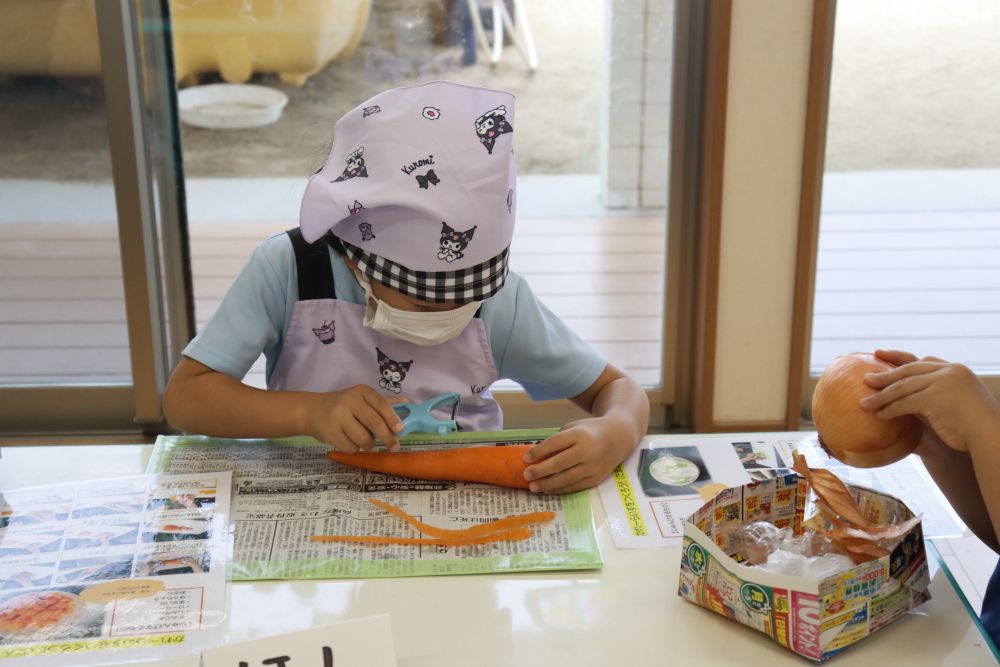 一筆で??
なんと表現をしていいのか分かりませんが、一回でニンジンの先から先へピーラーを滑らし見事に皮をむくSちゃんに周りの大人たちもビックリです
