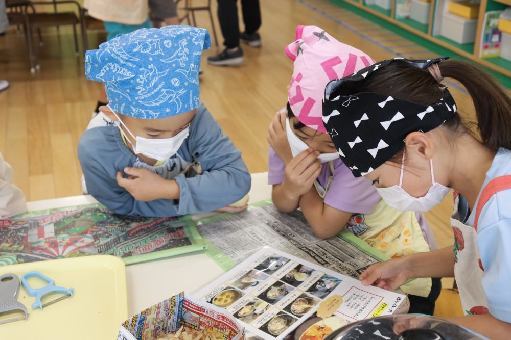 友達が作業をしている間にレシピ、工程を確認しています
誰に言われたわけでもなく、空き時間を有効に利用する子ども達
素晴らしい☆