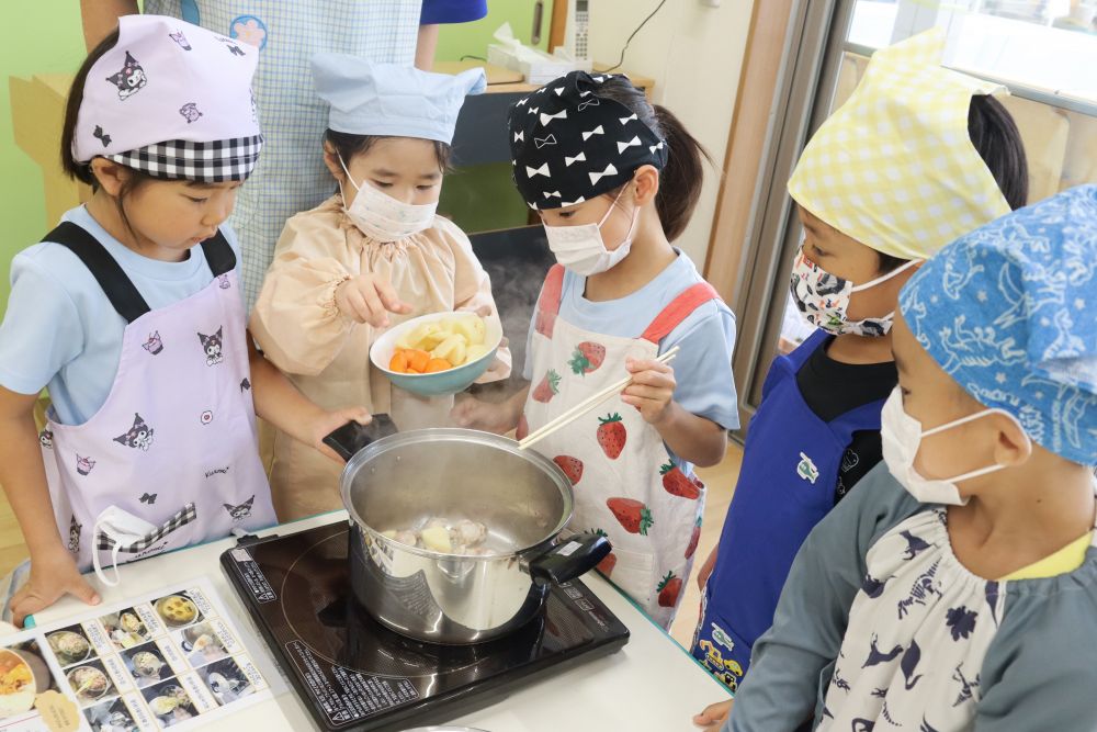 お肉を炒めて野菜を入れていきます
仲良く役割を分担します
お泊り保育の醍醐味を満喫中です
