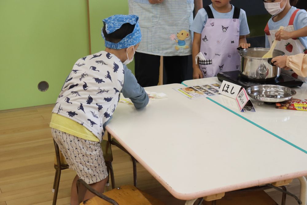 水を入れて煮込むこと約30分
テーブルを整理して次の作業に移る前
自分で考え自分で行動!
クッキングっていいですね