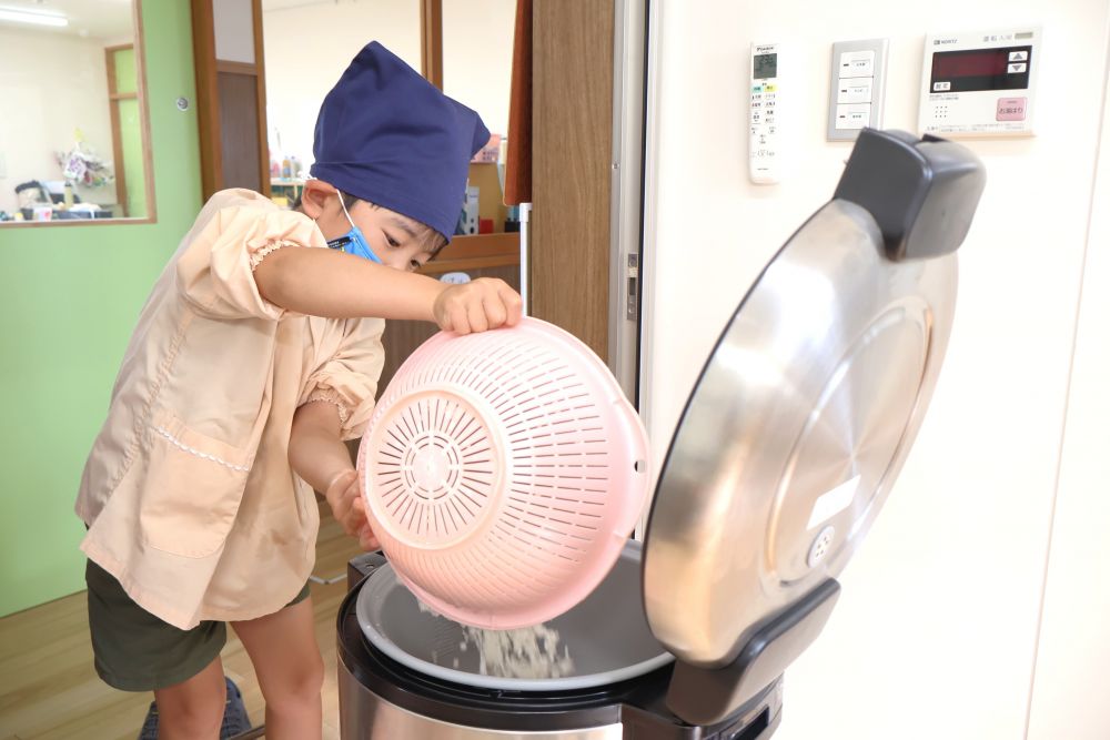 「よし!いくよ!!」
やる気満々で炊飯器の中へ
お米を投入するAくん!