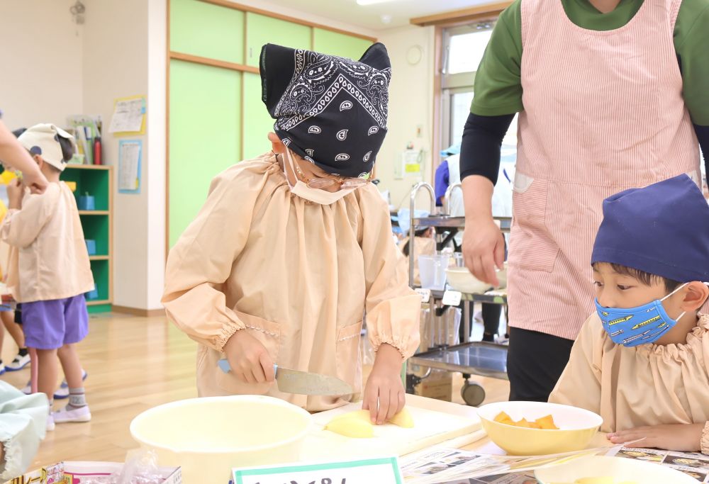 包丁を使うドキドキの瞬間…♡
猫の手のルールを守りながら
食べやすいようにじゃがいもを切るNくん
横で見守るAくんの優しい眼差し♡