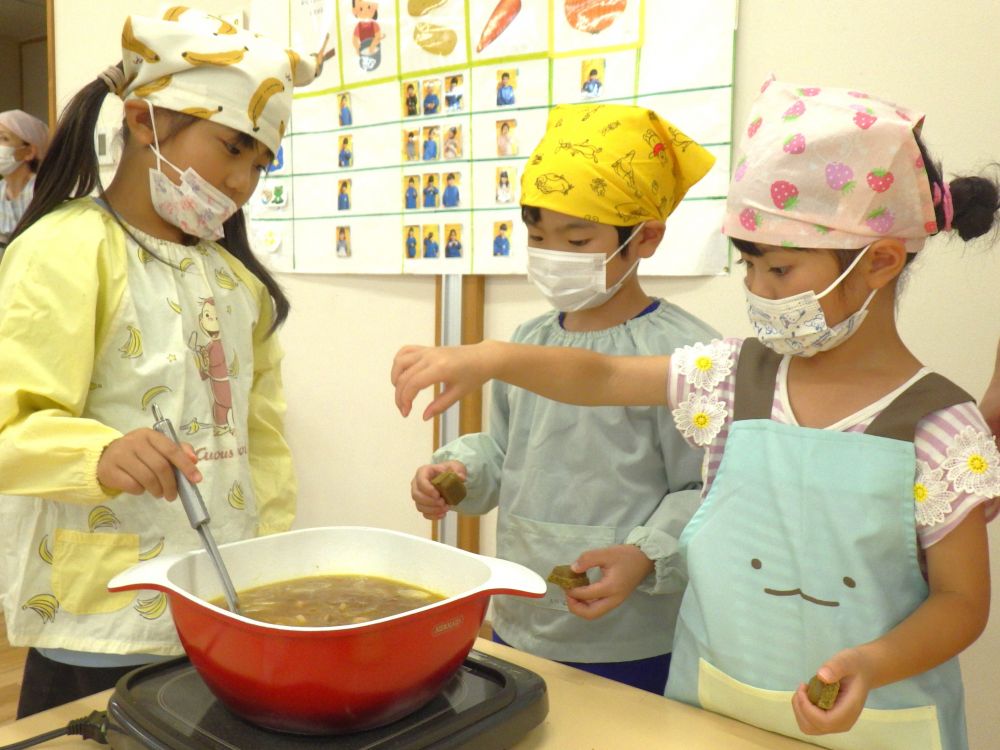 最後はカレー作りに欠かせないルーを投入!!
おたまで混ぜる人、ルーを順番に入れる人…
友達と協力しながら役割分担☆
美味しいカレーになりますように♡