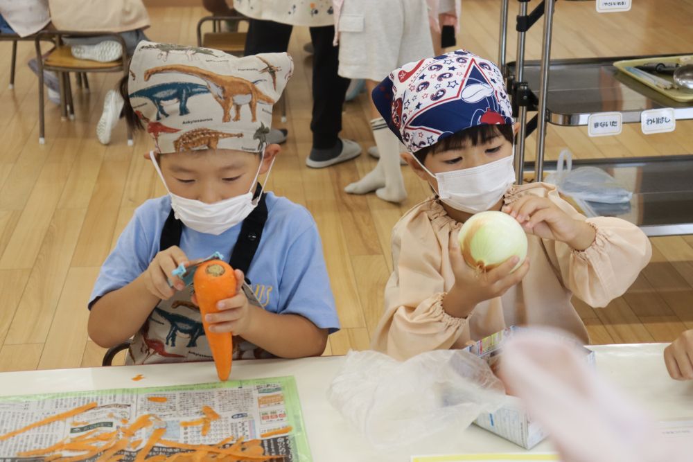 仲良く並んで野菜の皮むき
「玉ねぎピーラー使わんのん?」
ちょっぴり残念そうでした(笑)