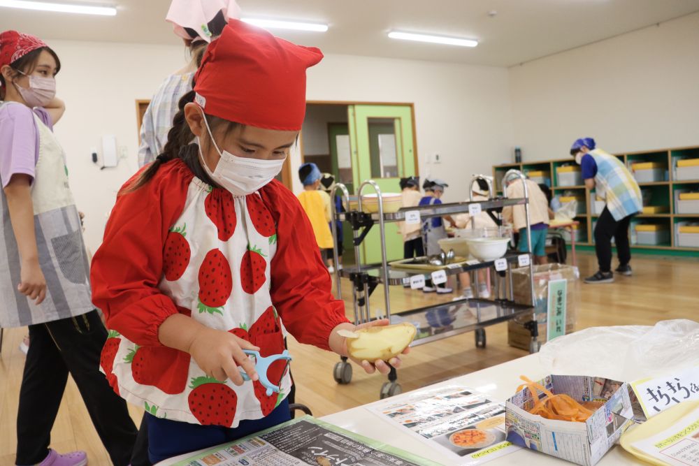 ジャガイモの皮むきも難しいですが、上手に向いていきます