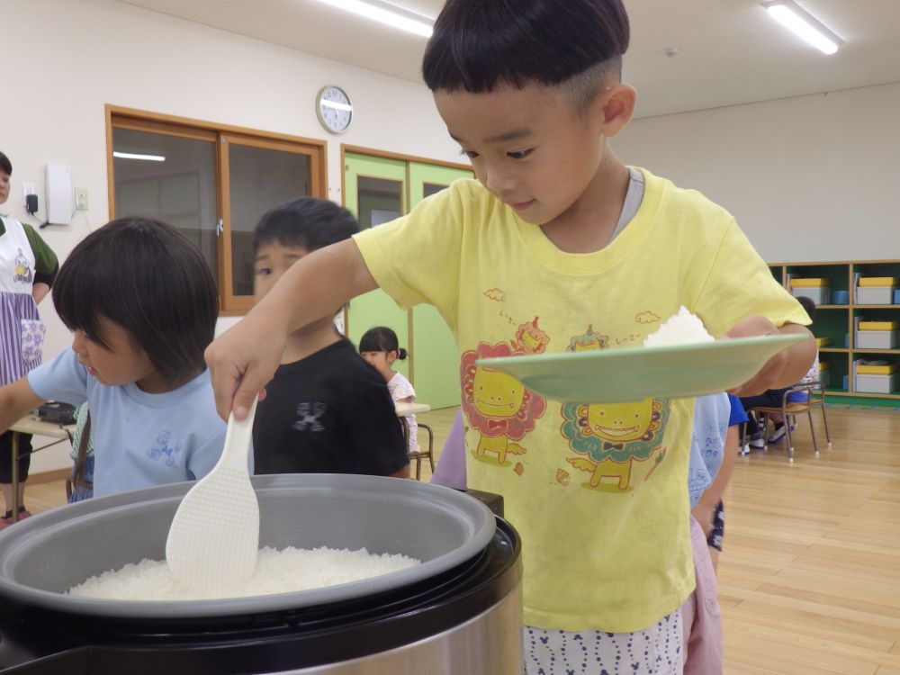 「うわぁ~♡」
炊きたての白ご飯を目の前に
目を輝かせる♡
自分の好きな量だけ盛っていく!