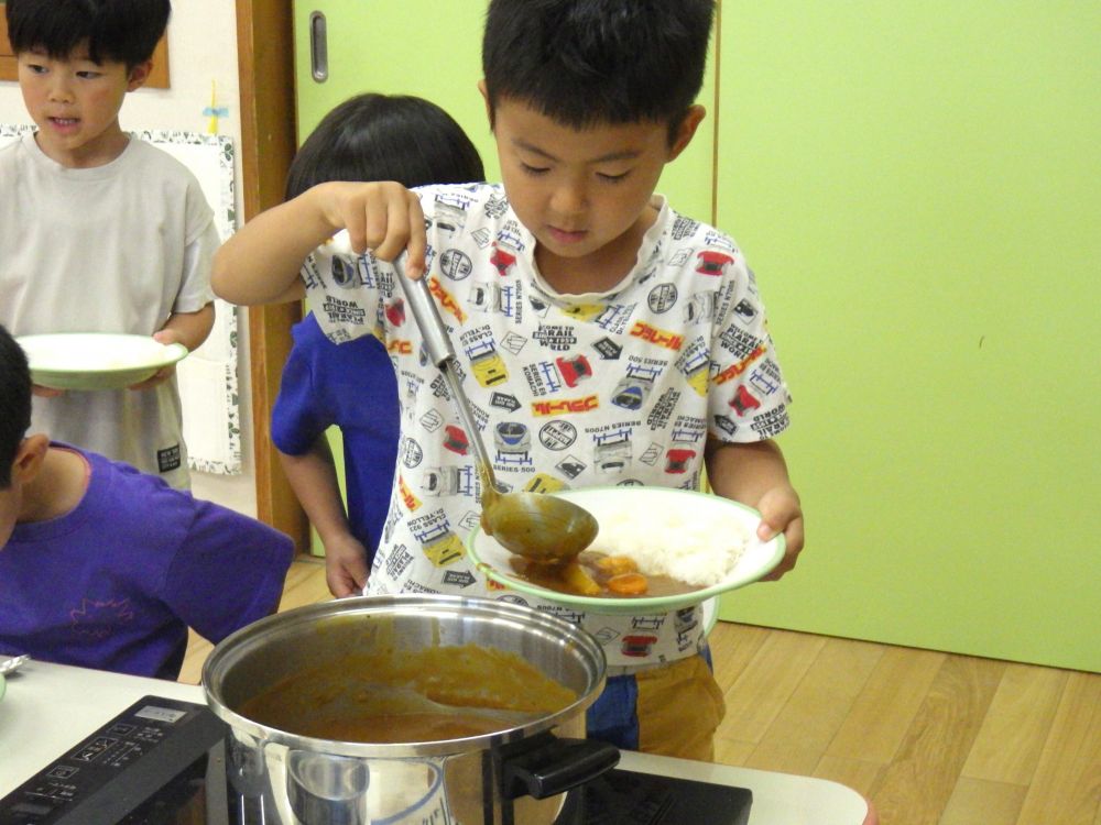 「めっっちゃ良い匂いする!!」
カレーので出来映えに大満足☆
カレーを注ぐ手が止まりません♡