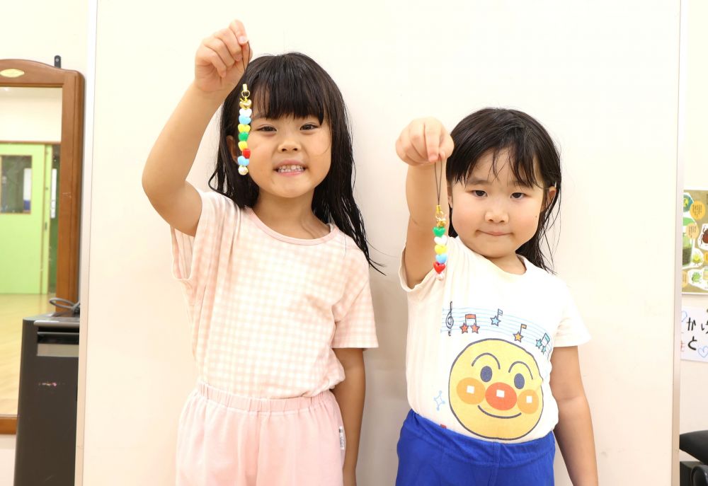 「できた~!!」
種類は同じビーズでも
色の組み合わせはそれぞれ♡