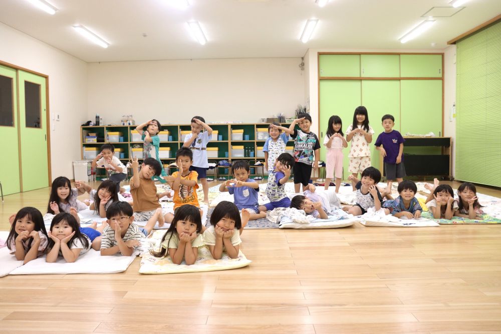 友達とパジャマを見せ合いっこしたり…
布団にゴロゴロ転がってみたり…♪
友達と一緒に過ごすかけがえのない時間☆