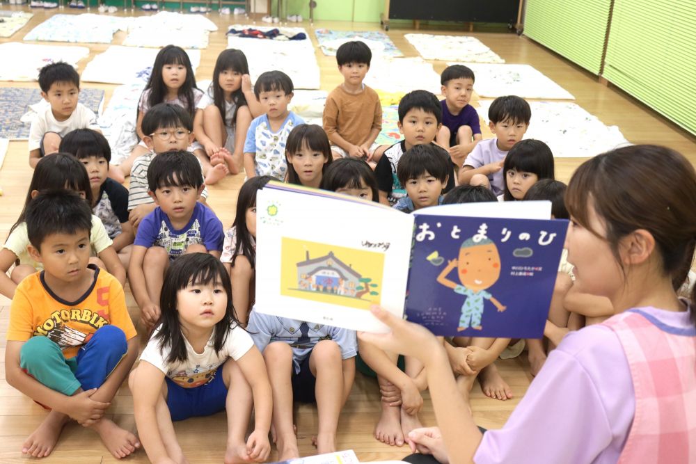 最後は絵本を読んで布団の中へ…
楽しいがいっぱい詰まったお泊り1日目
ぐっすり寝て、いい夢を見られますように…♡
おやすみなさい☆