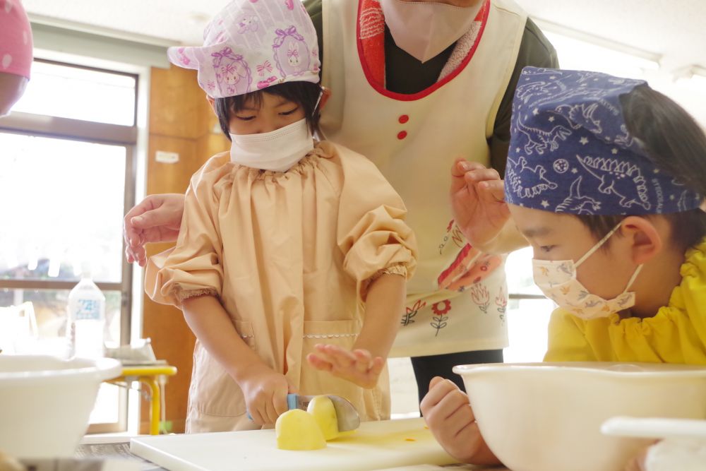 包丁の使い方を教えてもらい
安全に気を付けながら野菜を切る
“自分でやりたい”
と一人一人が張り切っています